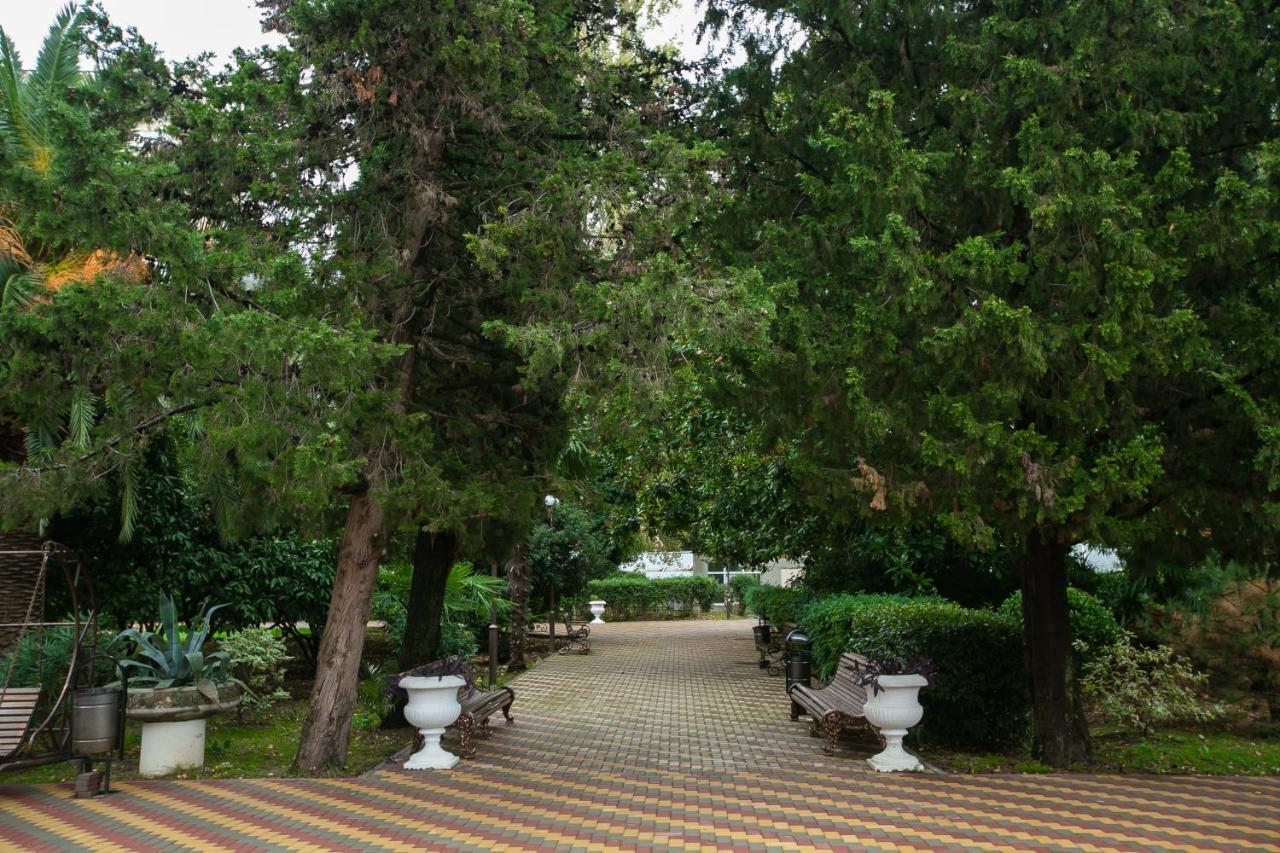 Amza Park Hotel Gagra Buitenkant foto